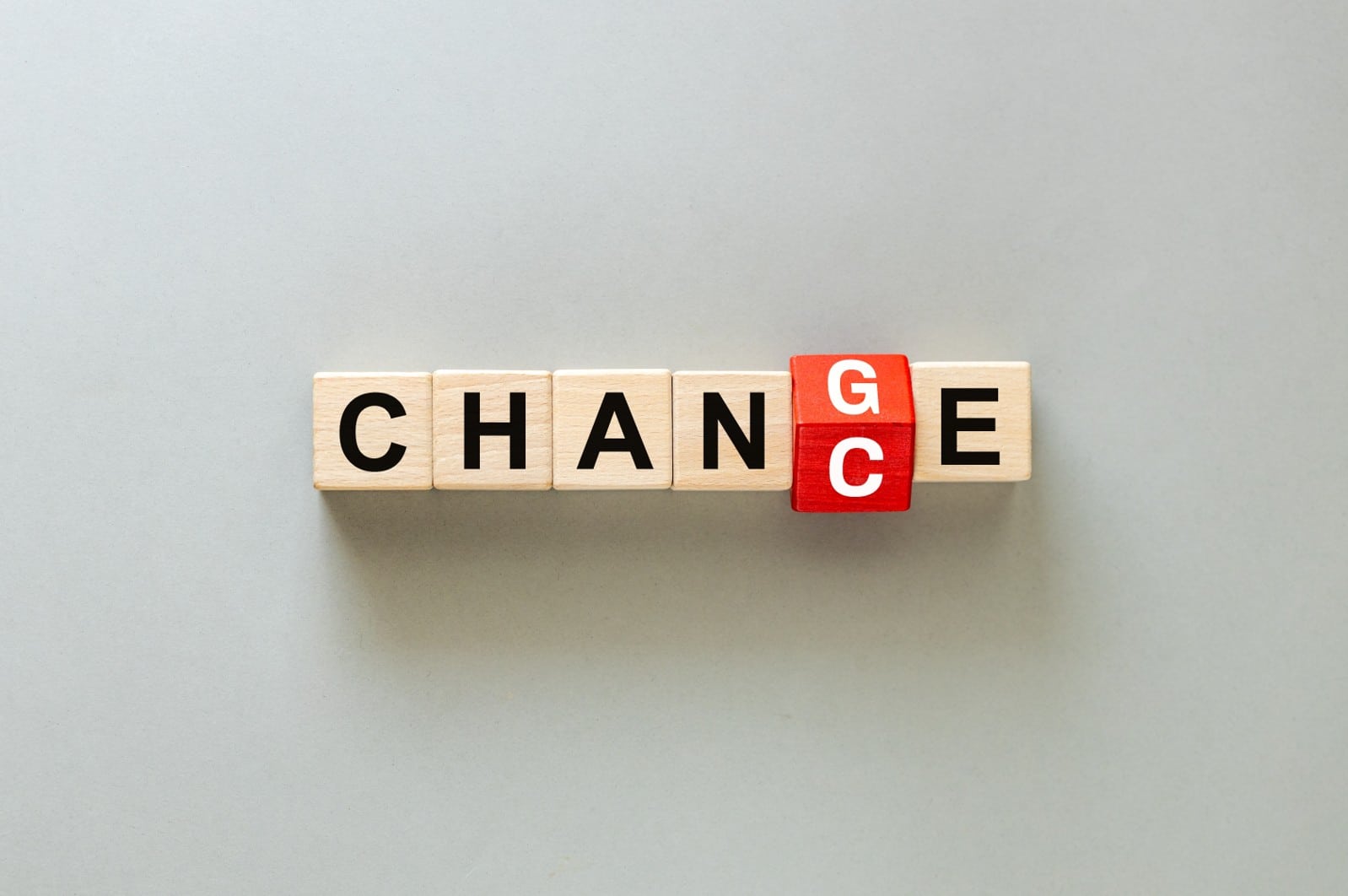 Dés en bois formant le mot change pour illustrer notre offre sur la conduite du changement