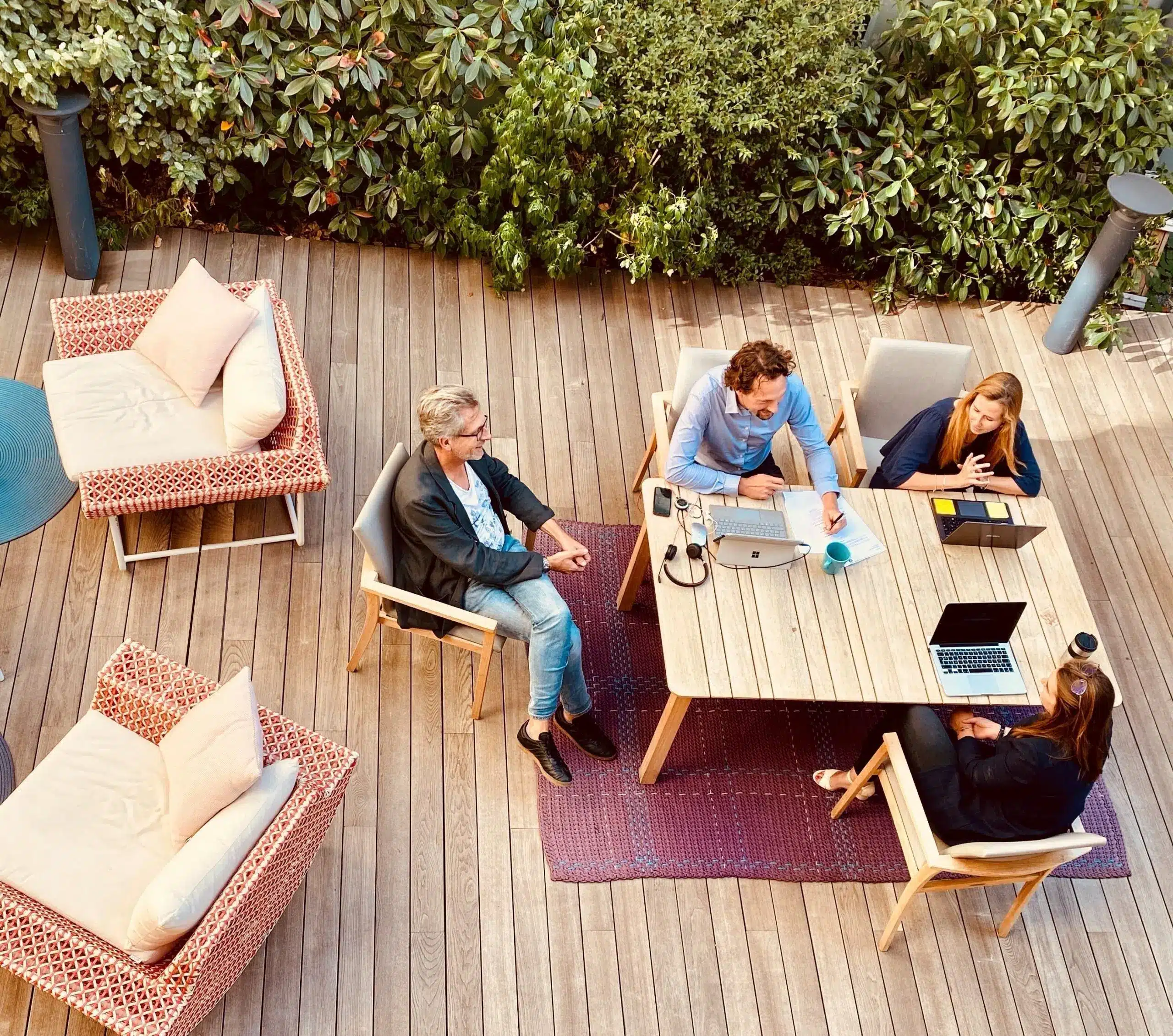 collaborateurs assis sur une terrasse